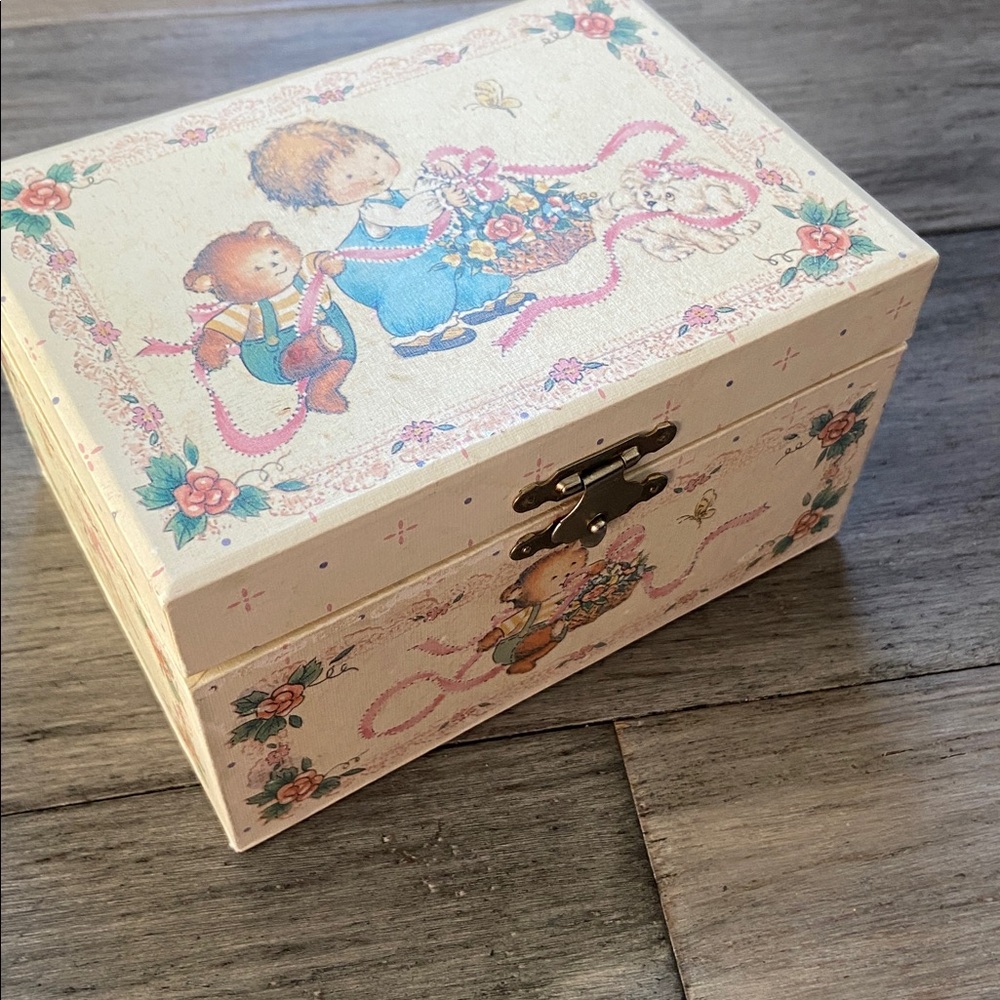 Vintage Mele music box/keepsake box/jewelry box with ballerina & music